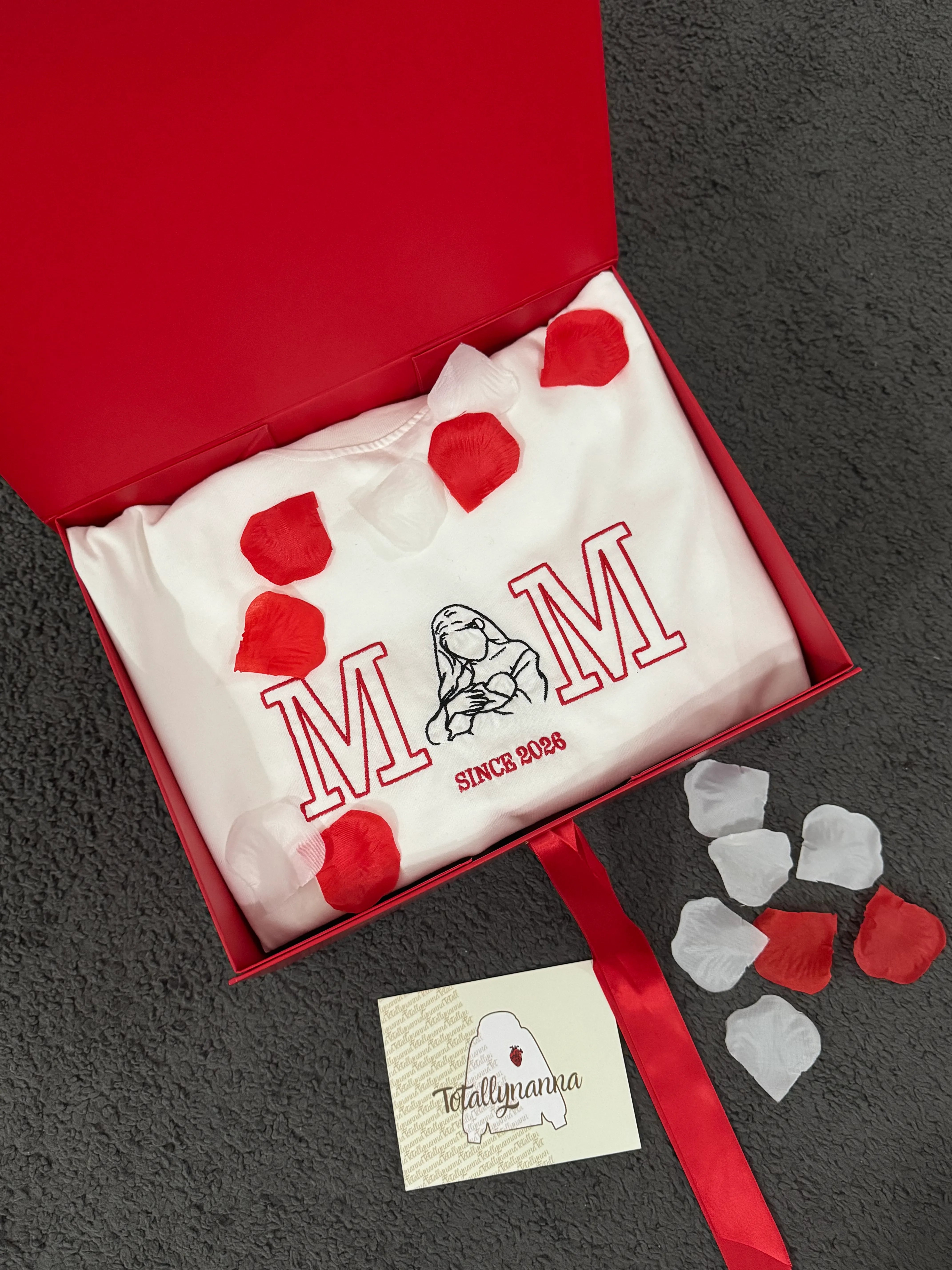 T-Shirt Personalizzata con Scritta MOM e Foto Stilizzata