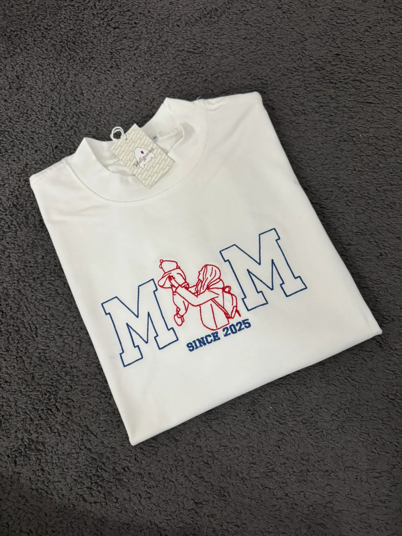 T-Shirt Personalizzata con Scritta MOM e Foto Stilizzata