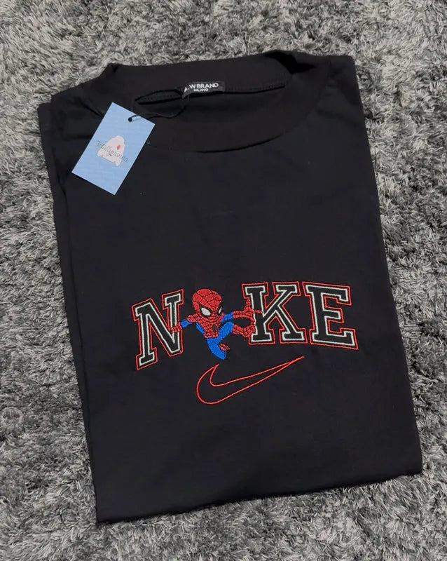 T-Shirt Personalizzata con Ricamo Creativo