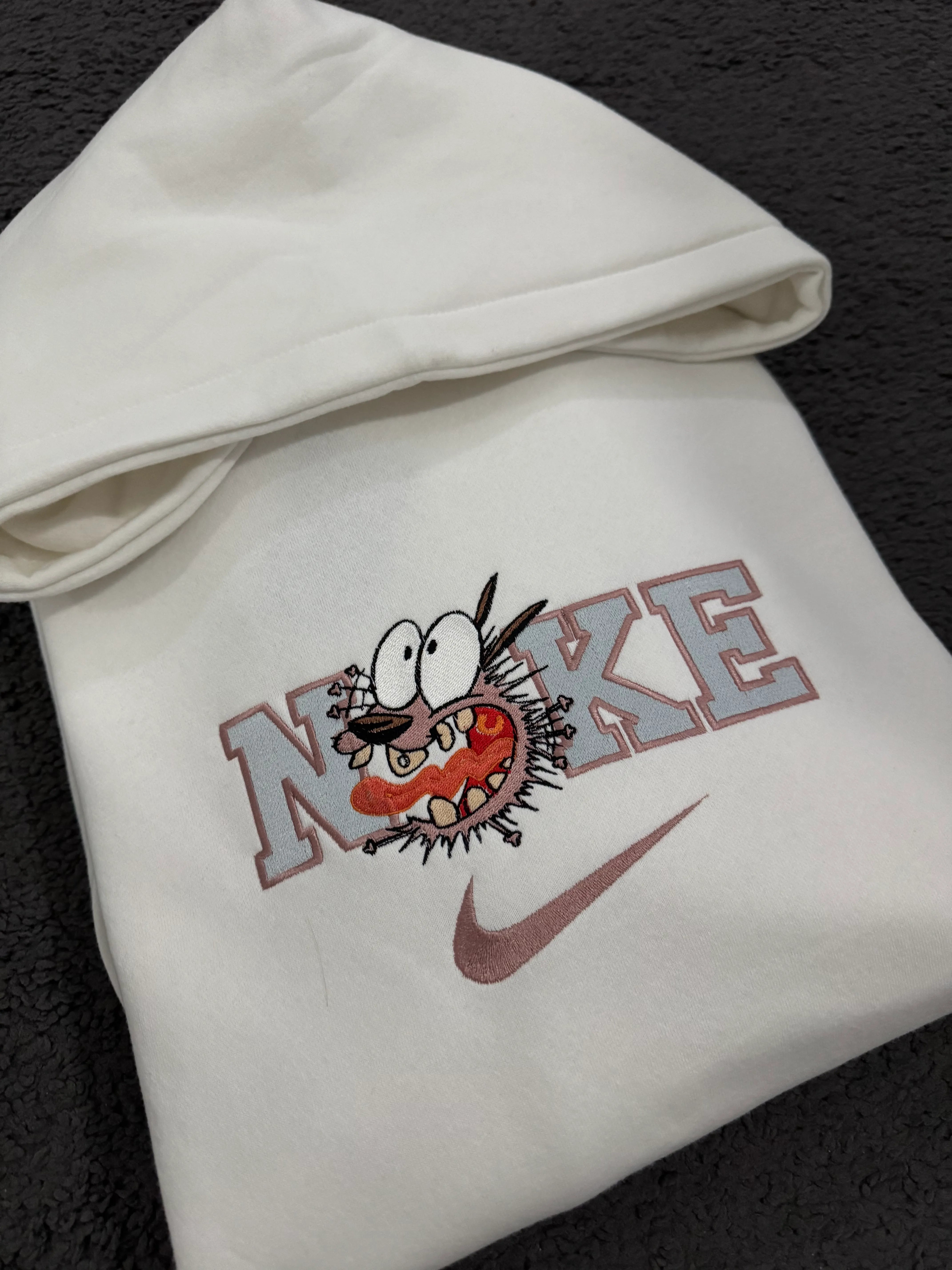 Felpa Personalizzata con Scritta N*ke e Personaggio