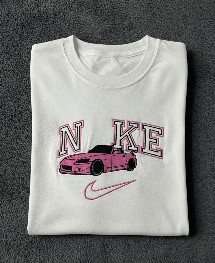 T-Shirt Personalizzata con Scritta N*ke e Personaggio