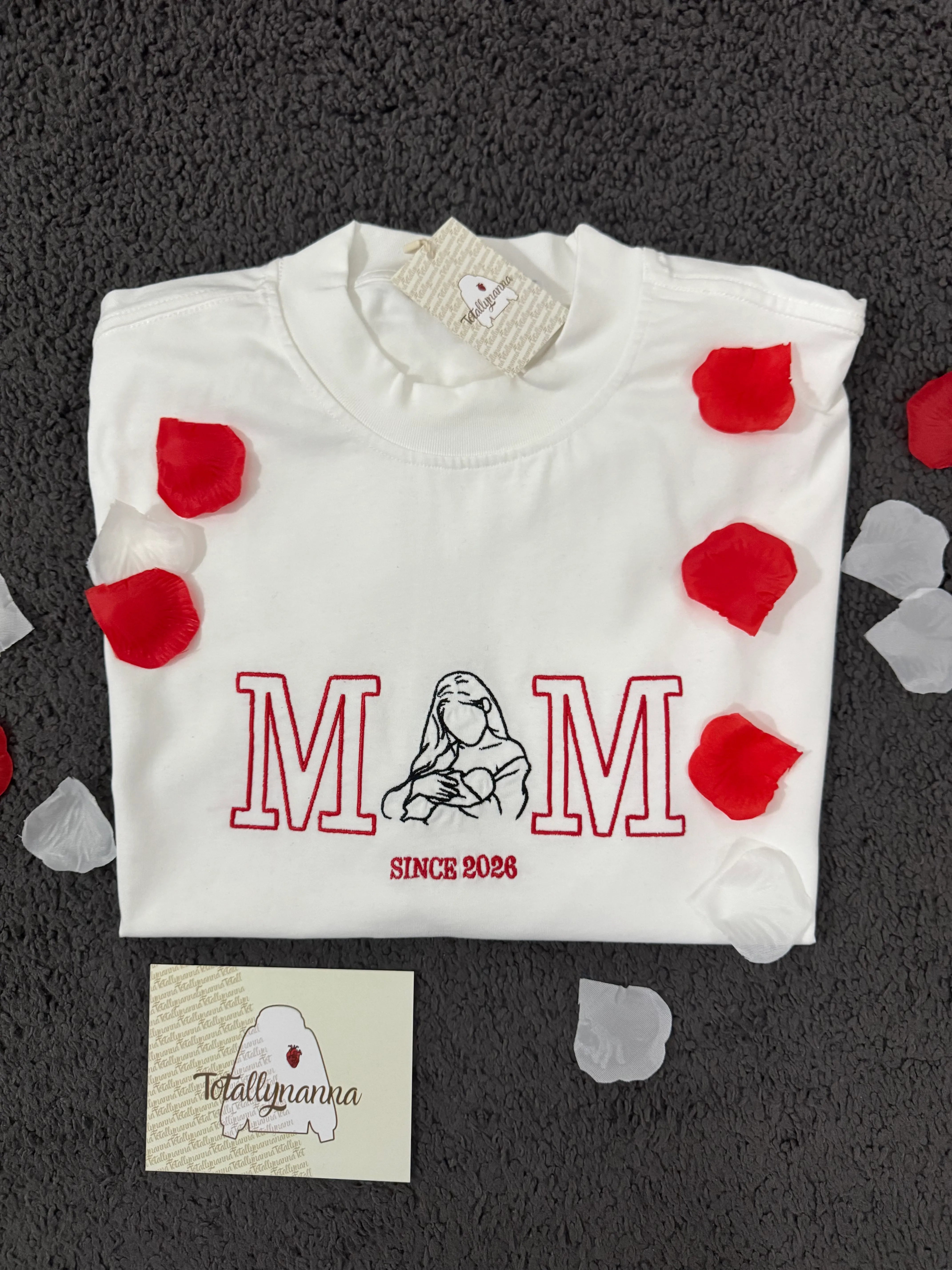 T-Shirt Personalizzata con Scritta MOM e Foto Stilizzata