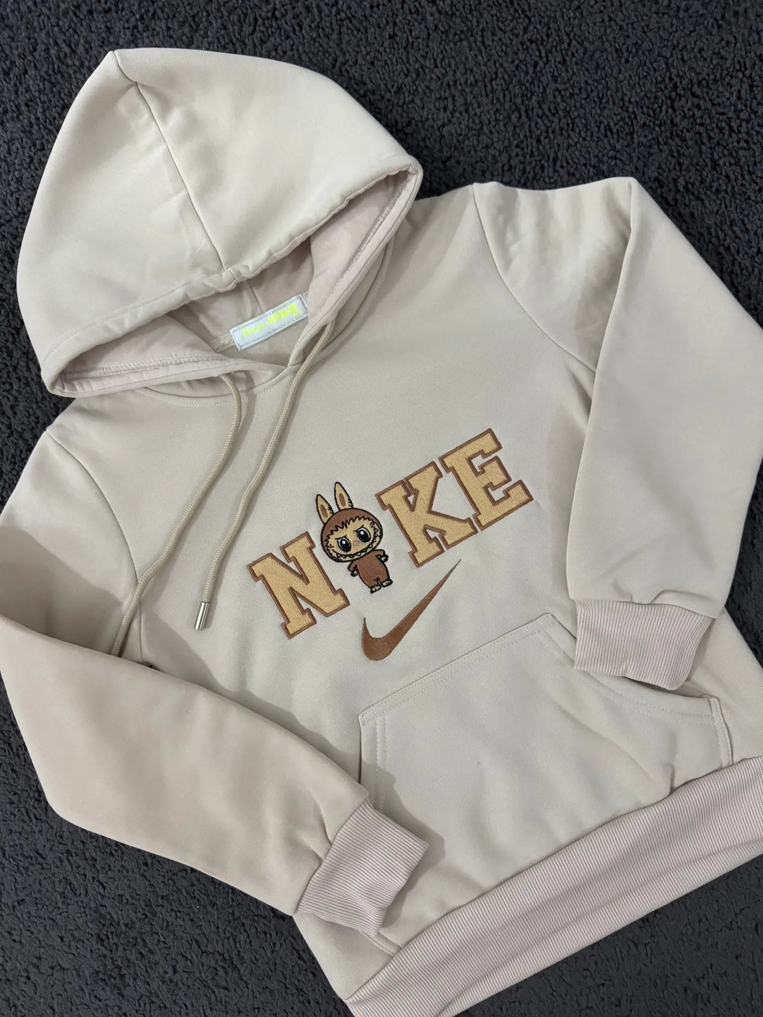 Felpa Personalizzata con Scritta N*ke e Personaggio
