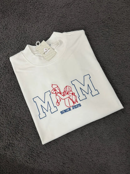 T-Shirt Personalizzata con Scritta MOM e Foto Stilizzata