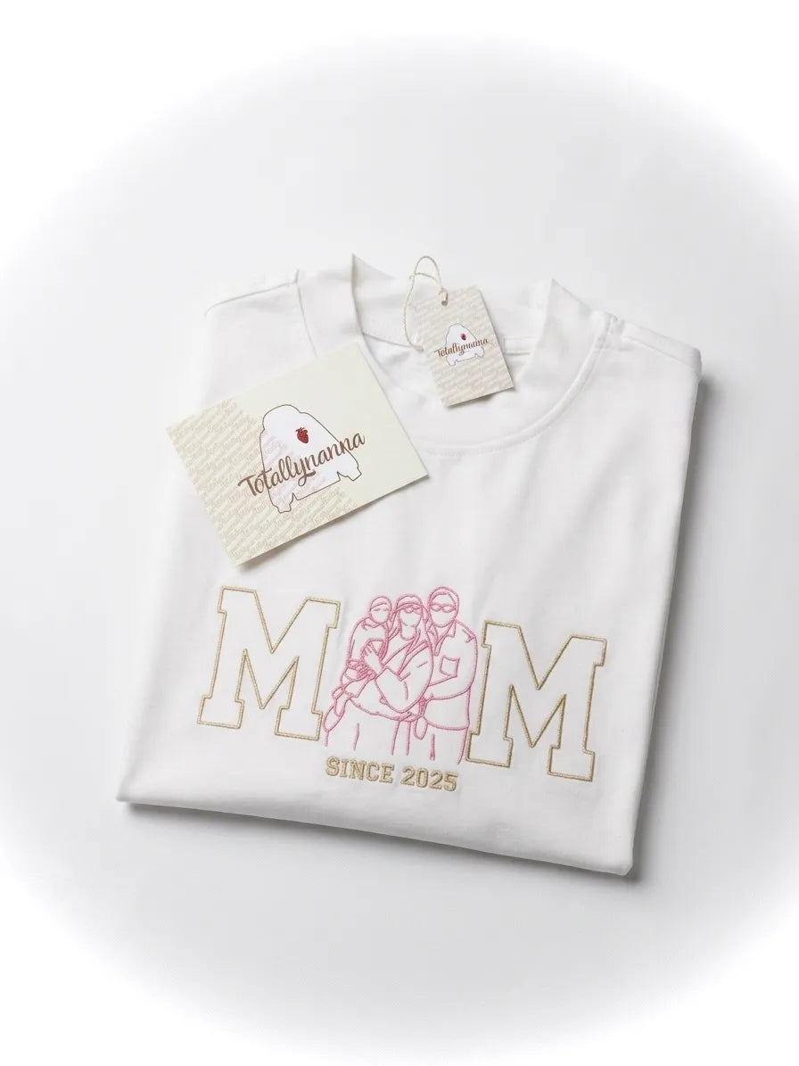 T-Shirt Personalizzata con Scritta MOM e Foto Stilizzata